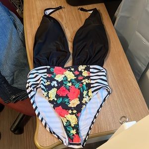 Cupshe Halter One Piece with V-Cut